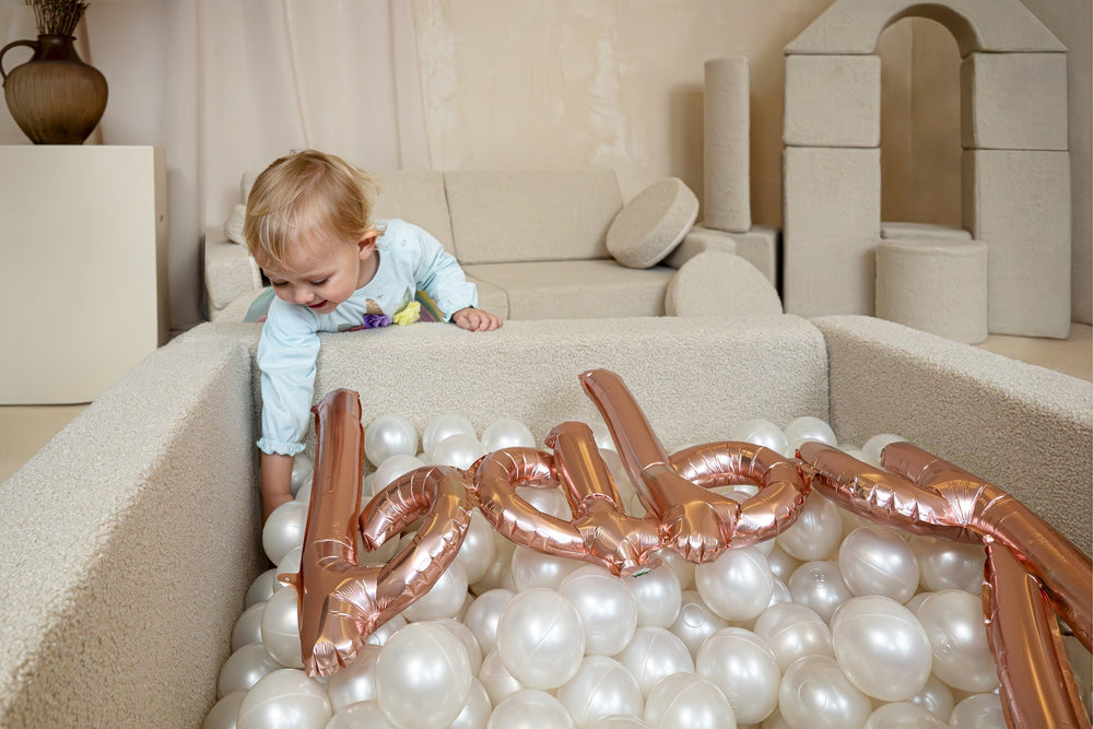 Square bouclé ball pit with 300 balls, 5 elements