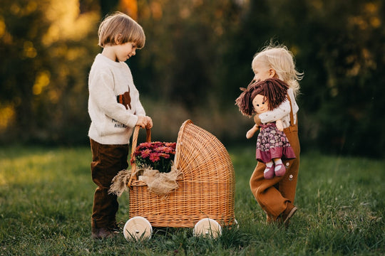 Natuurlijke rieten poppenwagen - beige beddengoed